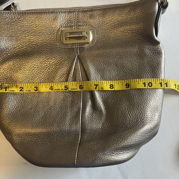 B. Makowsky Shoulder Bag Purse Gold Metallic Leather Turn Lock Bucket Dust Bag - Picture 15 of 16